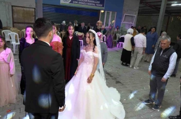 Gelin damat düğünü yarıda kesip Ata’sını andı 