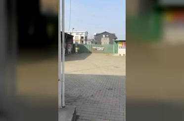 Gemlik Belediyesinin Umurbey’deki barınağını önünde toplanan hayvanseverler içeriye alınmadı 