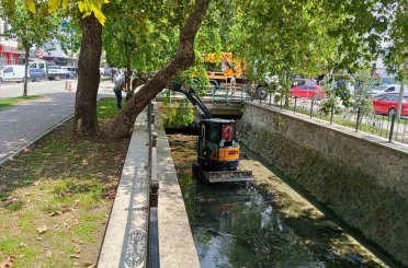 Gemlik Çarşı Deresi’nde temizlik çalışmaları başladı 