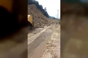 Gemlik-Mudanya yolu heyelan sebebiyle kapandı