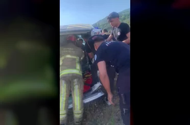 Gemlik’te işçi servisi ile otomobil çarpıştı: 15 yaralı