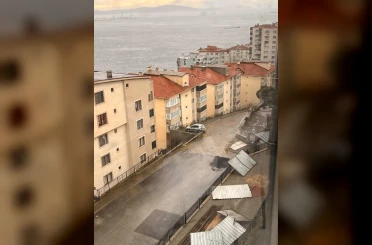 Gemlik’te şiddetli lodos sebebiyle çatılar bir bir uçtu 