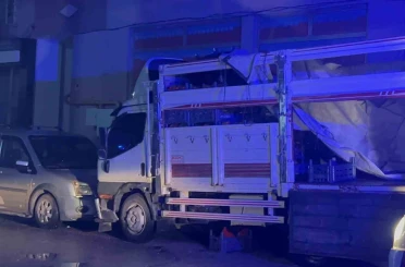Genç kız, 4. kattan kamyonet kasasına düşüp ağır yaralandı 