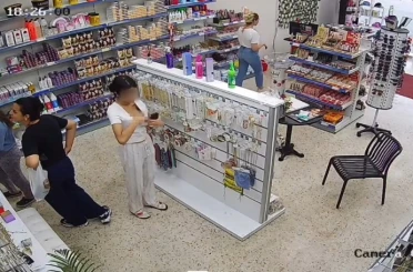 Genç kız takıları önce beğendi, sonra çaldı 