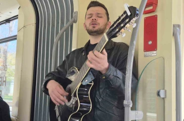Genç müzisyen gitarıyla tramvayda konser verdi 