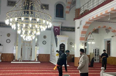 Gençler Fetih Camiini baştan aşağı temizledi 