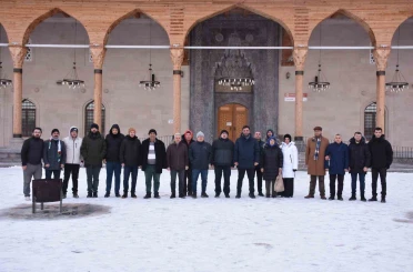 Gençler sabah namazında bir araya geldi 