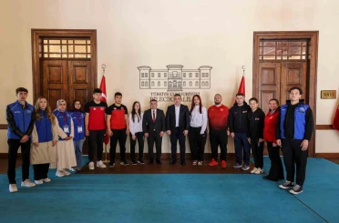 Gençlik Haftası’nda başarılı sporcular Vali Sözer’le buluştu 