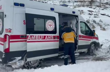 Gercüş’te kar nedeniyle kapanan yolda mahsur kalan ambulans kurtarıldı 