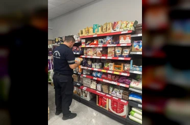 Germencik’te zabıta ekipleri marketlerde etiket ve son kullanma tarihi kontrolü yaptı 