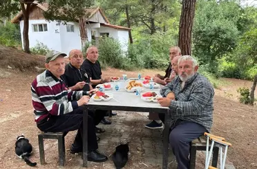 Gerze’de huzurevi sakinleri doğada moral depoladı
