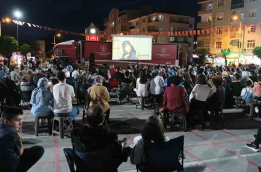 Gezen sinema tırı, Karamanlılarla buluştu 