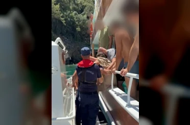 Gezi teknesinde rahatsızlanan çocuğa sahil güvenlik yardımı 
