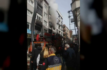 Giresun’da 4 katlı apartmanın ikinci katında çıkan yangın paniğe neden oldu 