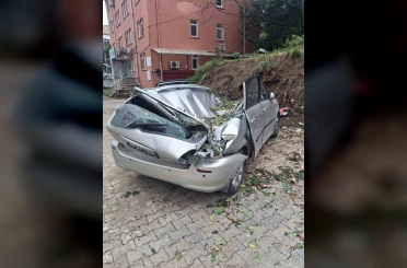Giresun’da devrilen ağaç bir aracı kullanılamaz hale getirdi 