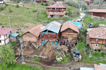 Göçen ahırın altında kalan kadın hayatını kaybetti, çok sayıda hayvan telef oldu 