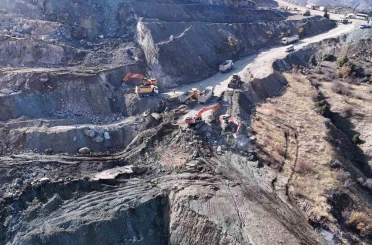 Göçük altında kalan şirket müdürünü kurtarma çalışmalarına ara verildi 