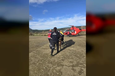 Gökçeada’da rahatsızlanan hasta helikopter ambulansla Çanakkale’ye sevk edildi 