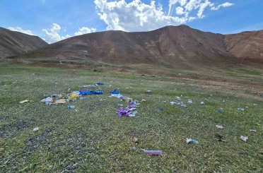 Gökkuşağı Tepeleri’nde çöp tepkisi: Doğaseverler alanı temizledi 