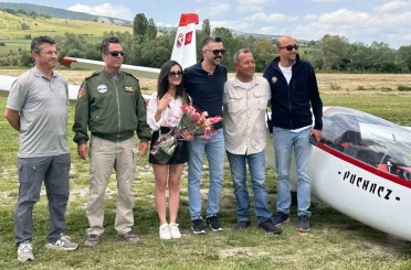 Gökyüzünde telsizle evlilik teklifi: Planörler yan yana geldi, o anlar nefes kesti 
