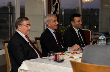 Gölbaşı ilçe erkanı iftarda bir araya geldi 