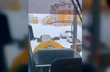 Gölbaşı’nda deprem konutlarında kar temizleme çalışması 