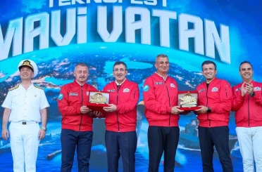 Gölcük Belediye Başkanı Sezer’e TEKNOFEST Mavi Vatan’da plaket takdim edildi 