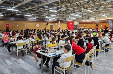 Gölcük’te 235 öğrencinin katıldığı satranç turnuvası başladı 