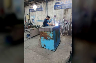 Gölcük’te eskiyen konteynerler çöpe gitmiyor, yenilenerek tasarruf sağlanıyor 
