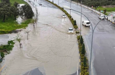 Göle dönen yolda araçların zorlu ilerleyişi havadan görüntülendi 