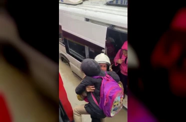 Göle dönen yolda mahsur kalarak korku dolu anlar yaşayan servisteki öğrencileri itfaiye kurtardı 