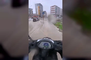 Göle dönen yollarda direksiyon başındaki motokurye yaşadıklarını kayda aldı 