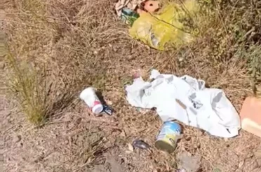 Gölet kenarlarına atılan çöpler tepki topluyor 