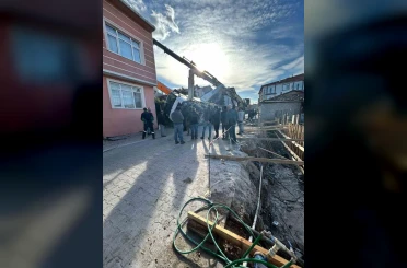 Gönen’de çalışma halindeki beton mikseri yan yattı 