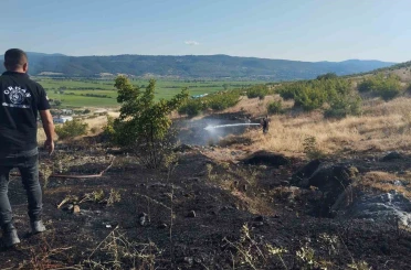 Gönen’de iki farklı bölgedeki arazi yangınları söndürüldü 