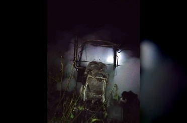 Gönen’de tarlada yanan traktör kullanılamaz hale geldi 