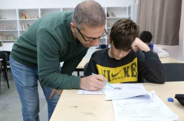 Gönüllü öğretmenler tatilde LGS’ye hazırlanan öğrencilere destek veriyor
