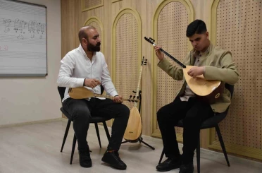 Görme engelli Umut, Aşık Veysel’in yolundan gidiyor 