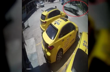 Görme engelli yayanın zor anları kamerada 