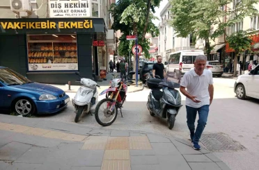 Görme engelli yolunu işgal etti 