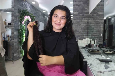 Gözü gibi koruduğu saçlarını kanser hastası çocuklar için kesti 