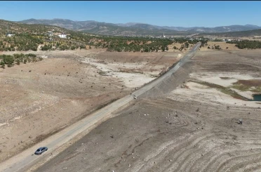 Gülbahar Barajı kuruma noktasına geldi: Eski yol ortaya çıktı 
