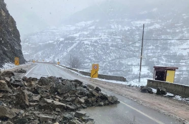 Gümüşhane’de heyelan karayolunu kapattı 