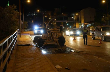Gümüşhane’de otomobil refüjü aşıp karşı şeride geçti: 1 yaralı 