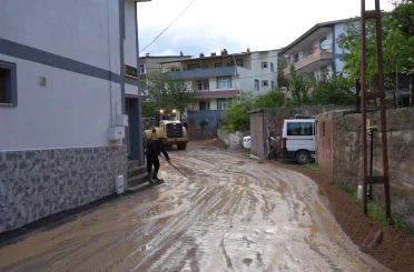 Gümüşhane’de sel nedeniyle bir ev, ahır ve 4 araç zarar gördü 