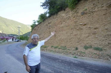 Gümüşhane’de vatandaşların tapulu arazileri toprak kaymaları nedeniyle her geçen gün küçülüyor 