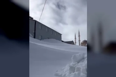 Gümüşhane’nin yaylalarında kar kalınlığı evlerin boyuna ulaştı 
