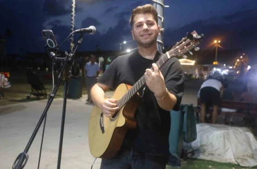 Gündüzleri elektrik tesisatı döşüyor, geceleri gitar çalıyor 