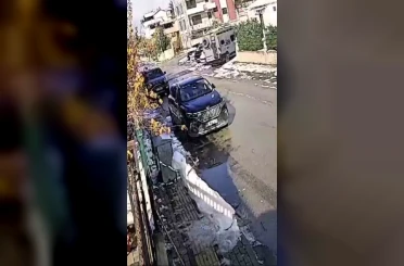 Güneşi gören kardan adam eriyip kaldırımda devrildi 