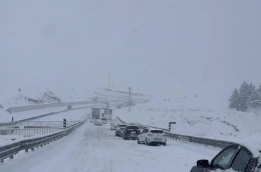 Güneydoğu’da kar esareti: Mardin ve Diyarbakır beyaza büründü, yollar kapandı 
